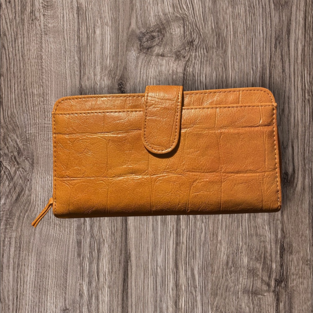 3/$25 NWOT Mundi Brown Crocodile-Embossed Wallet